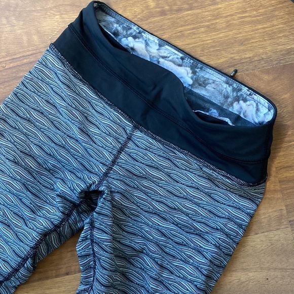 Lululemon Crop pants 4 - Picture 3 of 4